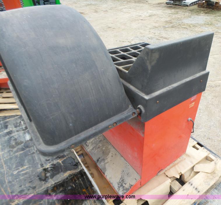 image for item L5627 Hunter System 800 wheel balancer