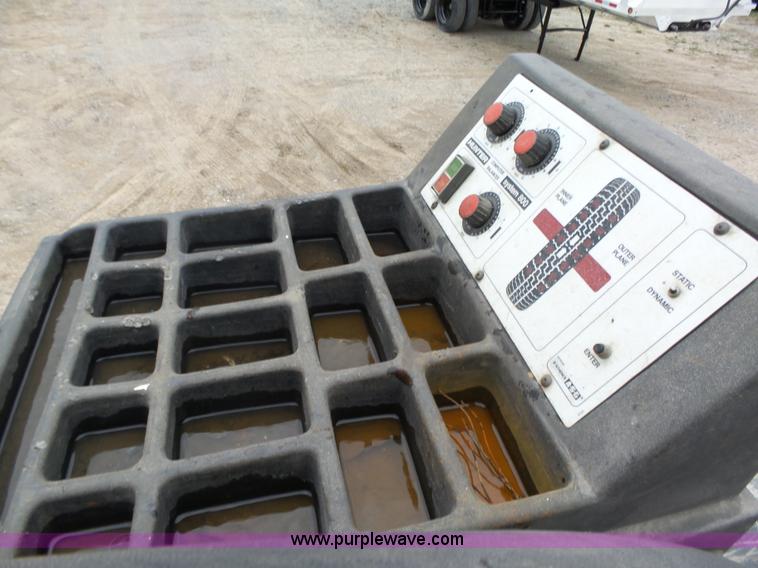 image for item L5627 Hunter System 800 wheel balancer