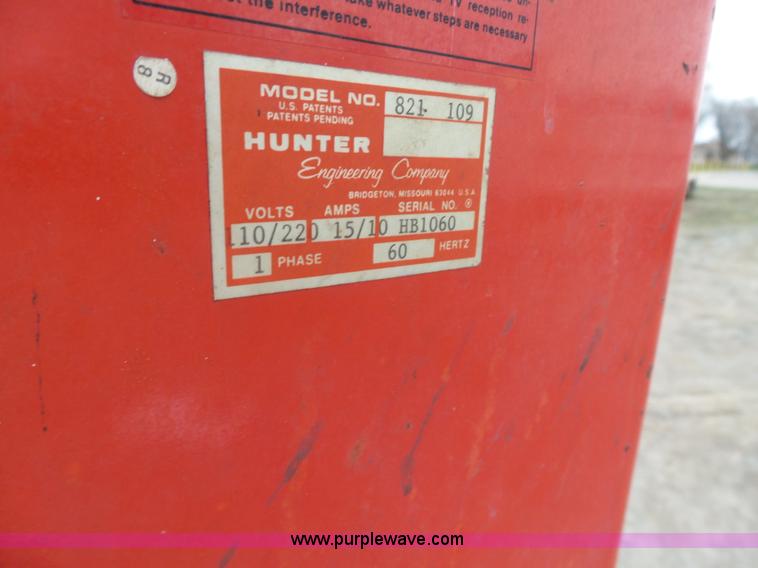 image for item L5627 Hunter System 800 wheel balancer