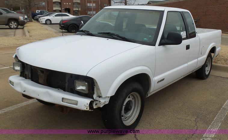image for item L5763 1994 Chevrolet S10 Ext. Cab pickup truck