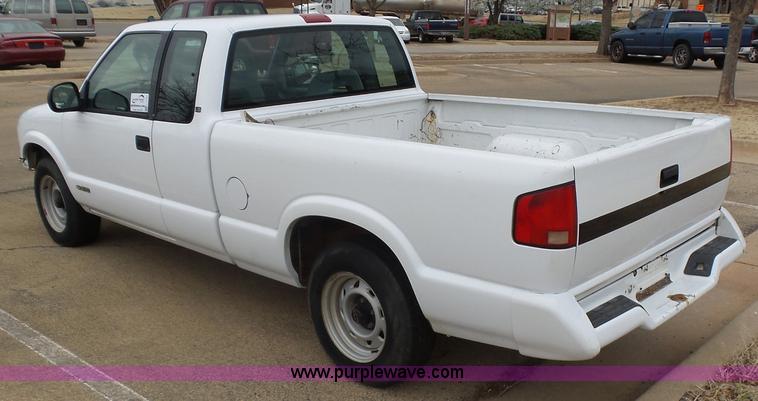 image for item L5763 1994 Chevrolet S10 Ext. Cab pickup truck