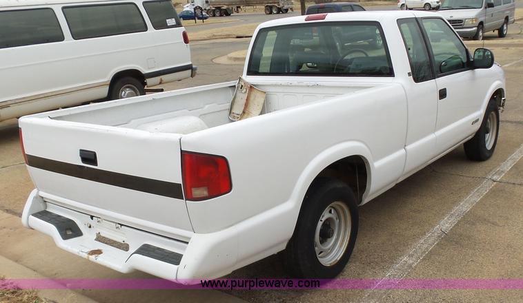 image for item L5763 1994 Chevrolet S10 Ext. Cab pickup truck