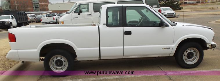 image for item L5763 1994 Chevrolet S10 Ext. Cab pickup truck