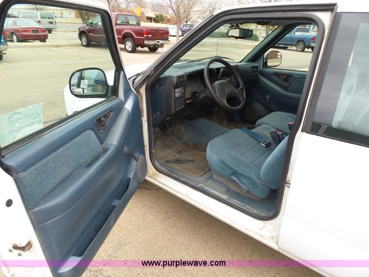 image for item L5763 1994 Chevrolet S10 Ext. Cab pickup truck
