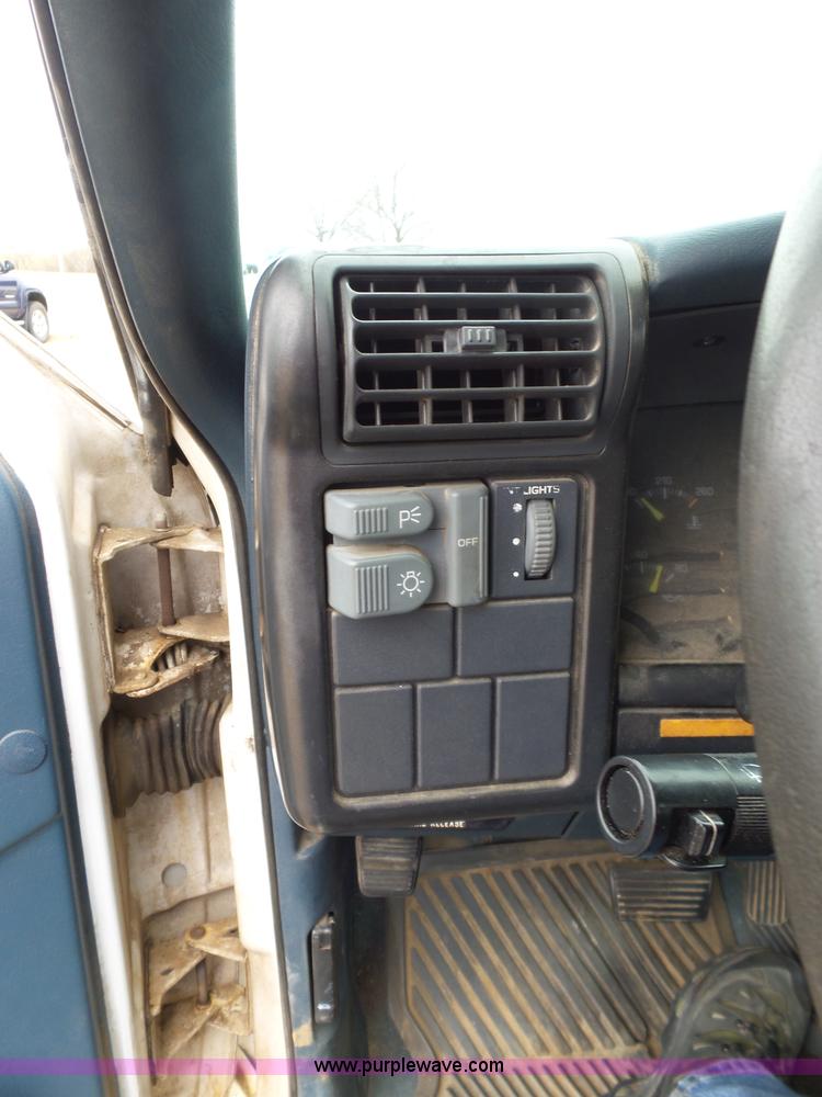 image for item L5763 1994 Chevrolet S10 Ext. Cab pickup truck