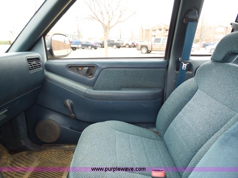 image for item L5763 1994 Chevrolet S10 Ext. Cab pickup truck