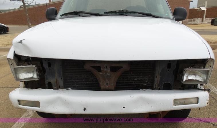 image for item L5763 1994 Chevrolet S10 Ext. Cab pickup truck