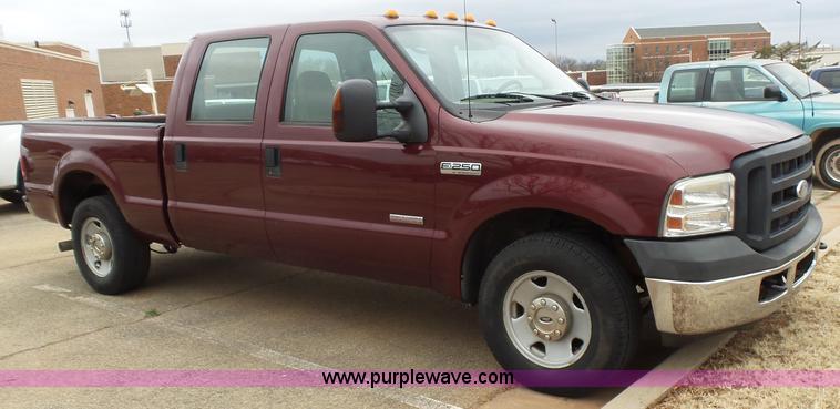 image for item L5768 2006 Ford F250 Super Duty SuperCrew pickup truck