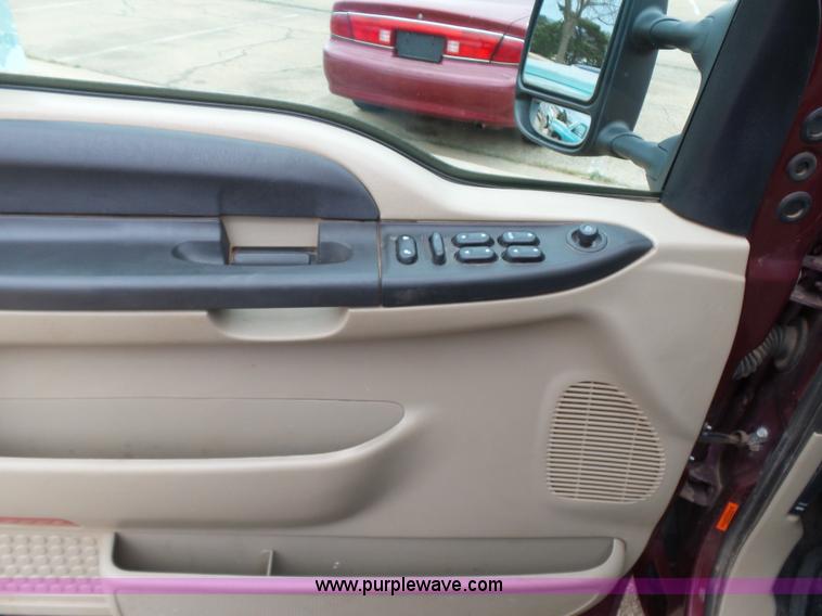 image for item L5768 2006 Ford F250 Super Duty SuperCrew pickup truck