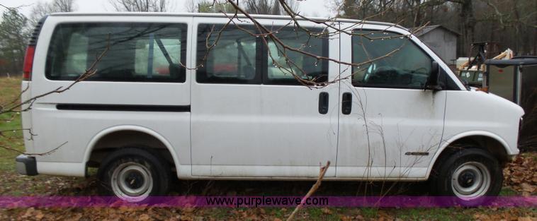 image for item L5771 2000 Chevrolet Express 1500 van