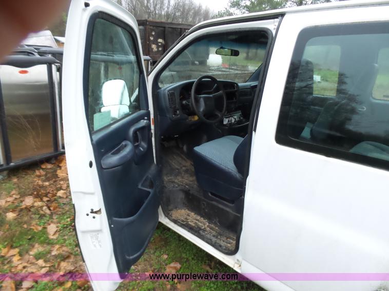 image for item L5771 2000 Chevrolet Express 1500 van