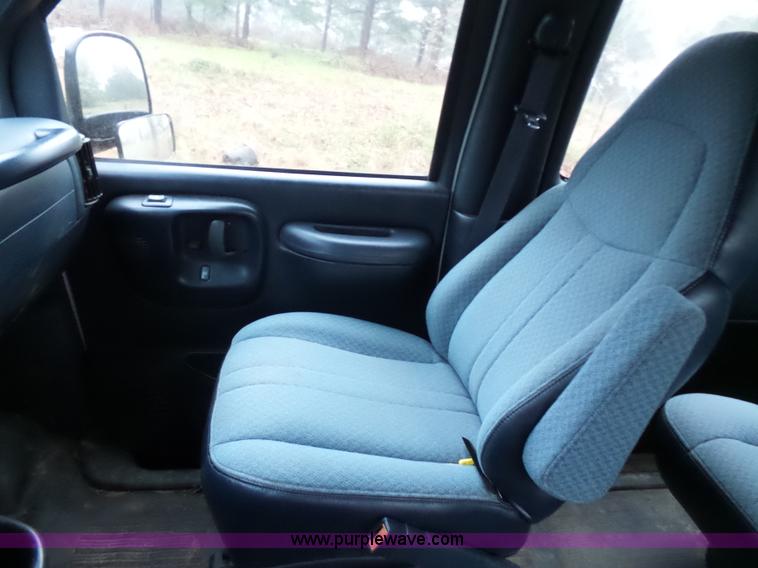 image for item L5771 2000 Chevrolet Express 1500 van