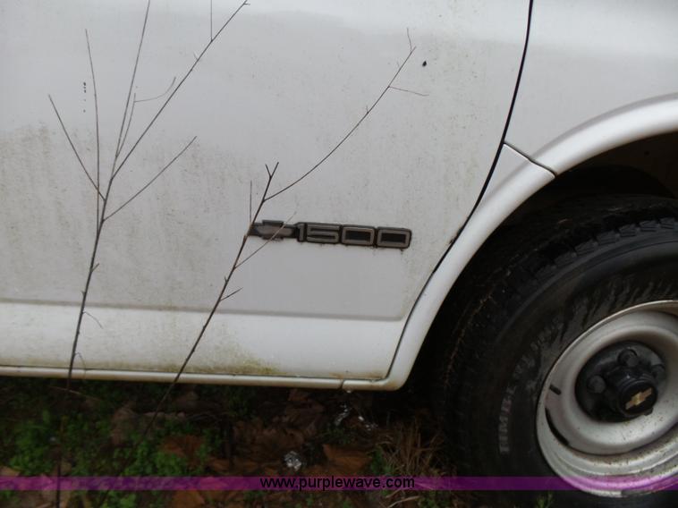image for item L5771 2000 Chevrolet Express 1500 van