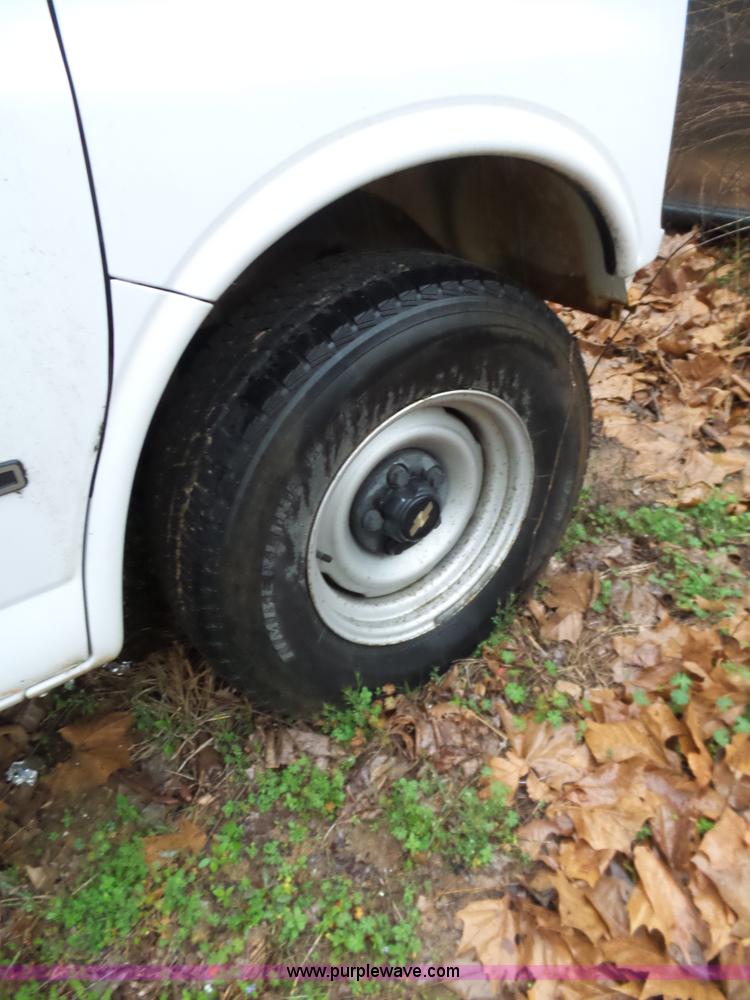 image for item L5771 2000 Chevrolet Express 1500 van
