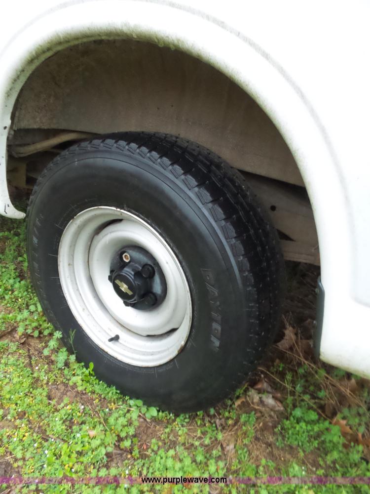 image for item L5771 2000 Chevrolet Express 1500 van