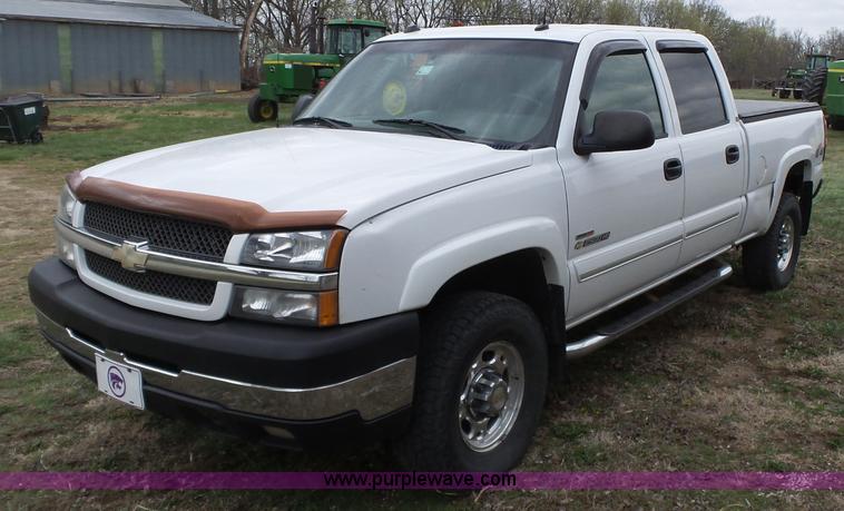 image for item L6295 2004 Chevrolet Silverado 2500 Crew Cab pickup truck