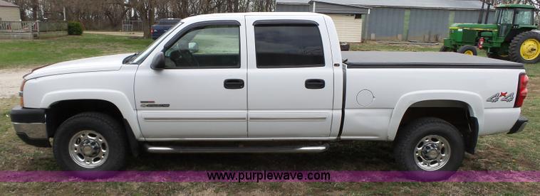image for item L6295 2004 Chevrolet Silverado 2500 Crew Cab pickup truck