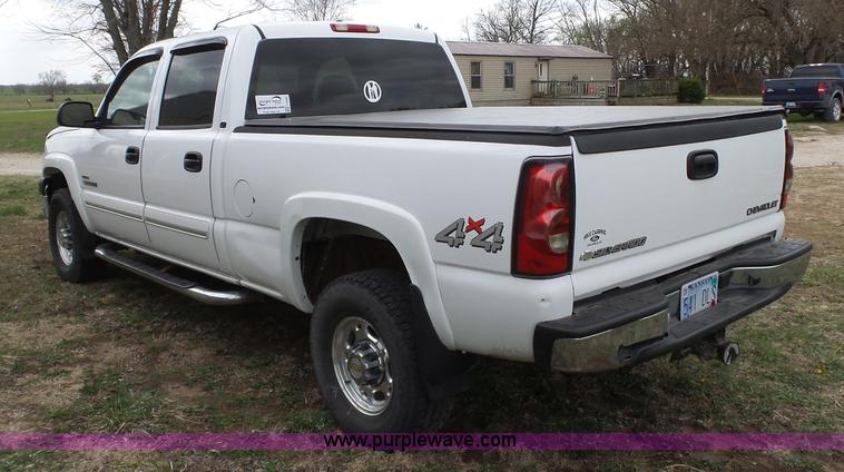 image for item L6295 2004 Chevrolet Silverado 2500 Crew Cab pickup truck