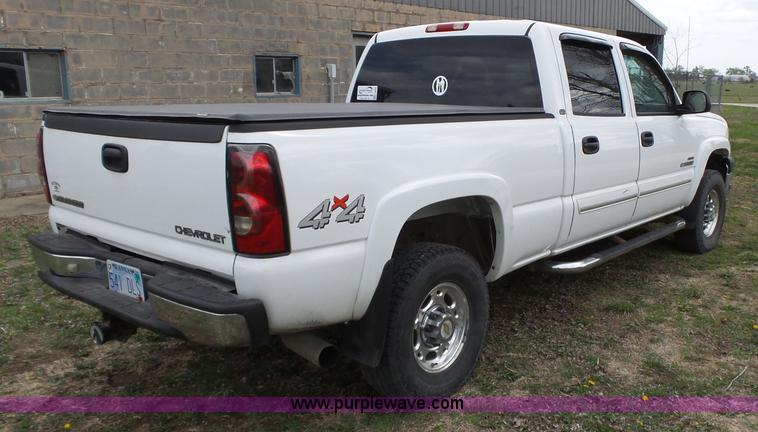 image for item L6295 2004 Chevrolet Silverado 2500 Crew Cab pickup truck