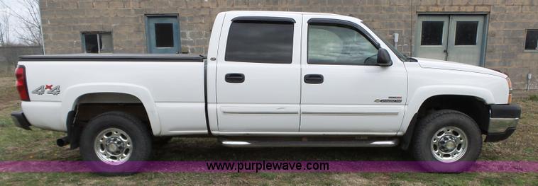 image for item L6295 2004 Chevrolet Silverado 2500 Crew Cab pickup truck