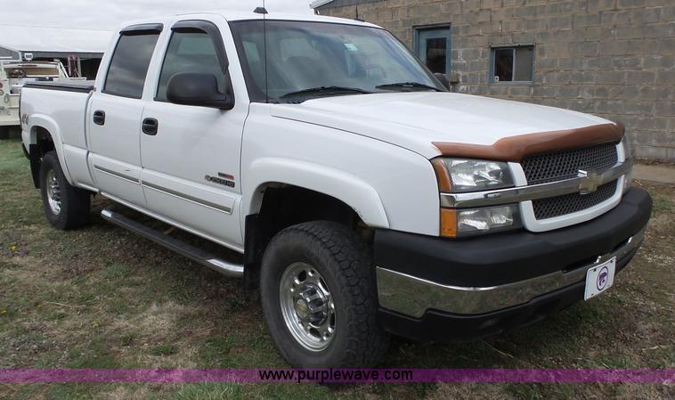 image for item L6295 2004 Chevrolet Silverado 2500 Crew Cab pickup truck