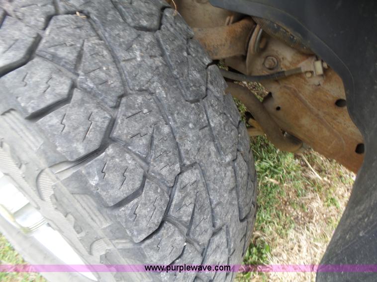 image for item L6295 2004 Chevrolet Silverado 2500 Crew Cab pickup truck