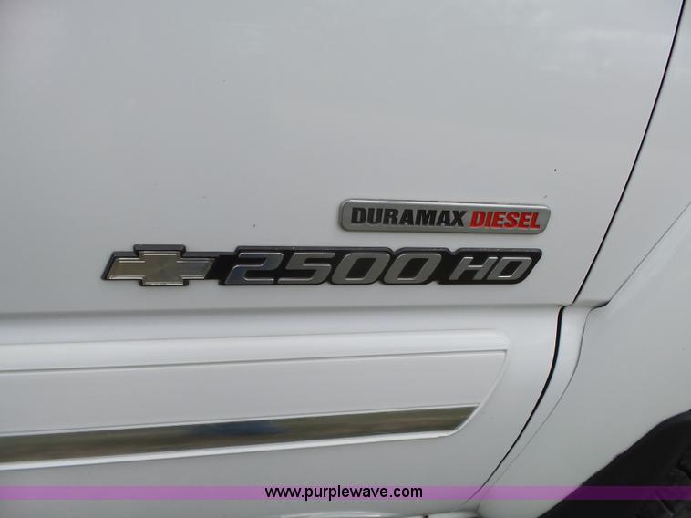 image for item L6295 2004 Chevrolet Silverado 2500 Crew Cab pickup truck