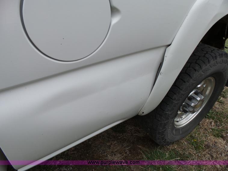 image for item L6295 2004 Chevrolet Silverado 2500 Crew Cab pickup truck