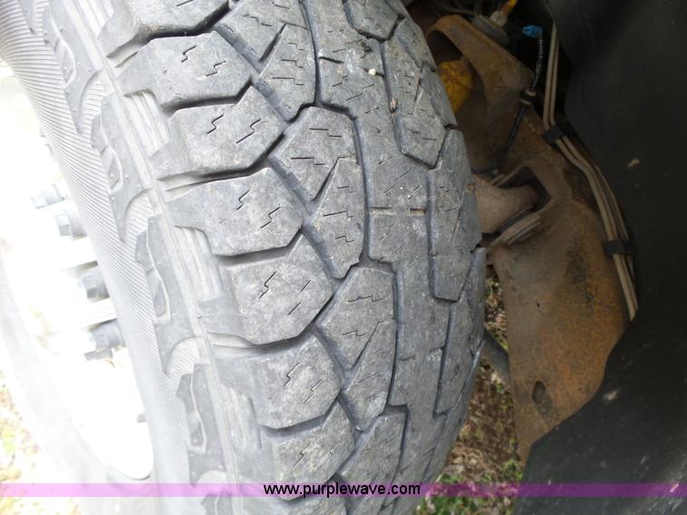 image for item L6295 2004 Chevrolet Silverado 2500 Crew Cab pickup truck