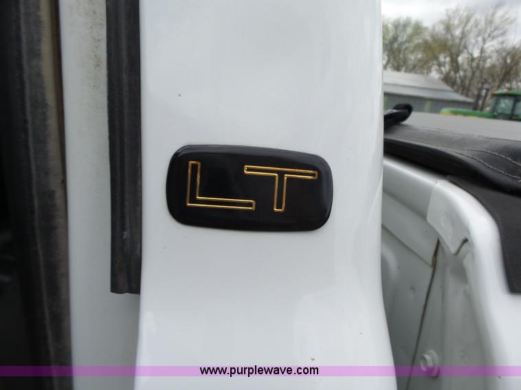 image for item L6295 2004 Chevrolet Silverado 2500 Crew Cab pickup truck