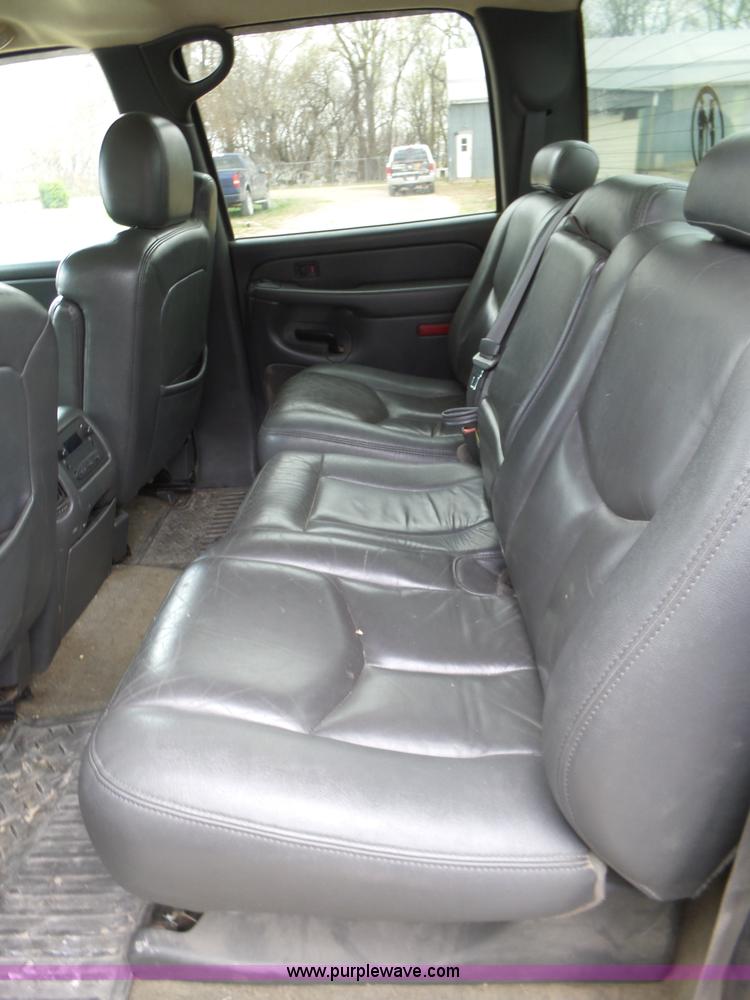 image for item L6295 2004 Chevrolet Silverado 2500 Crew Cab pickup truck