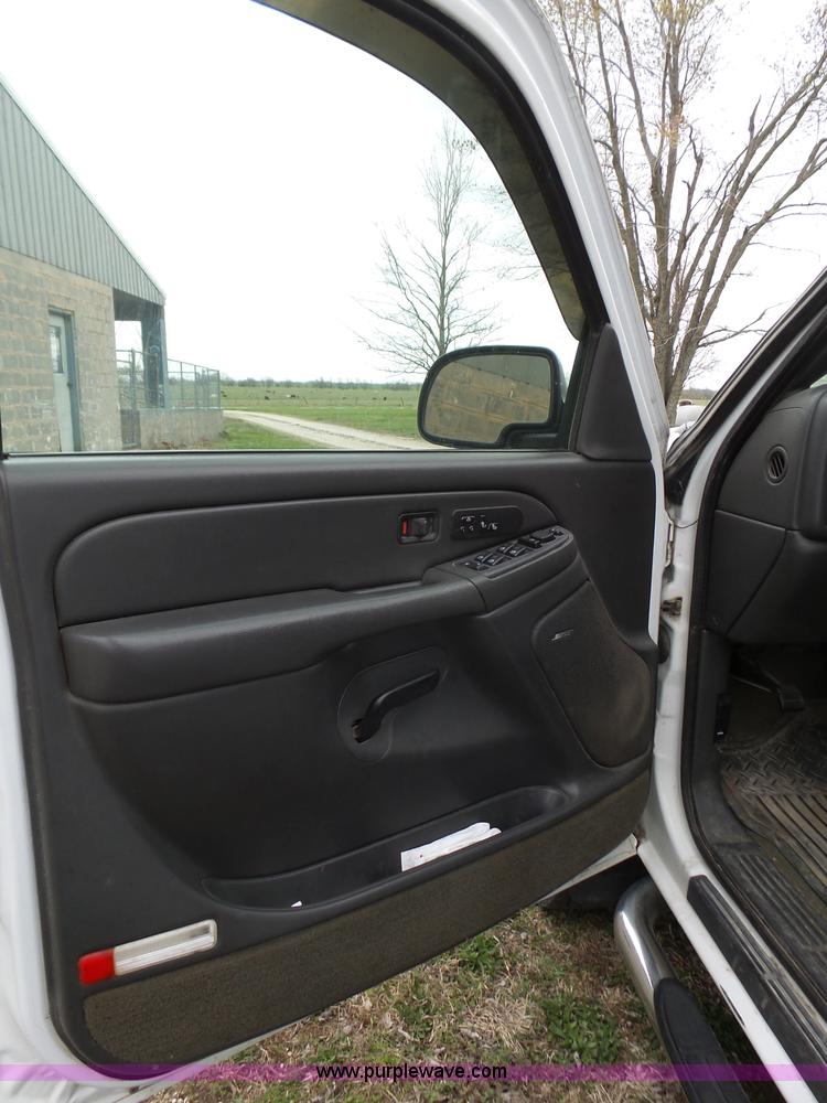 image for item L6295 2004 Chevrolet Silverado 2500 Crew Cab pickup truck