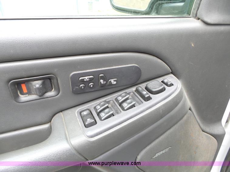 image for item L6295 2004 Chevrolet Silverado 2500 Crew Cab pickup truck