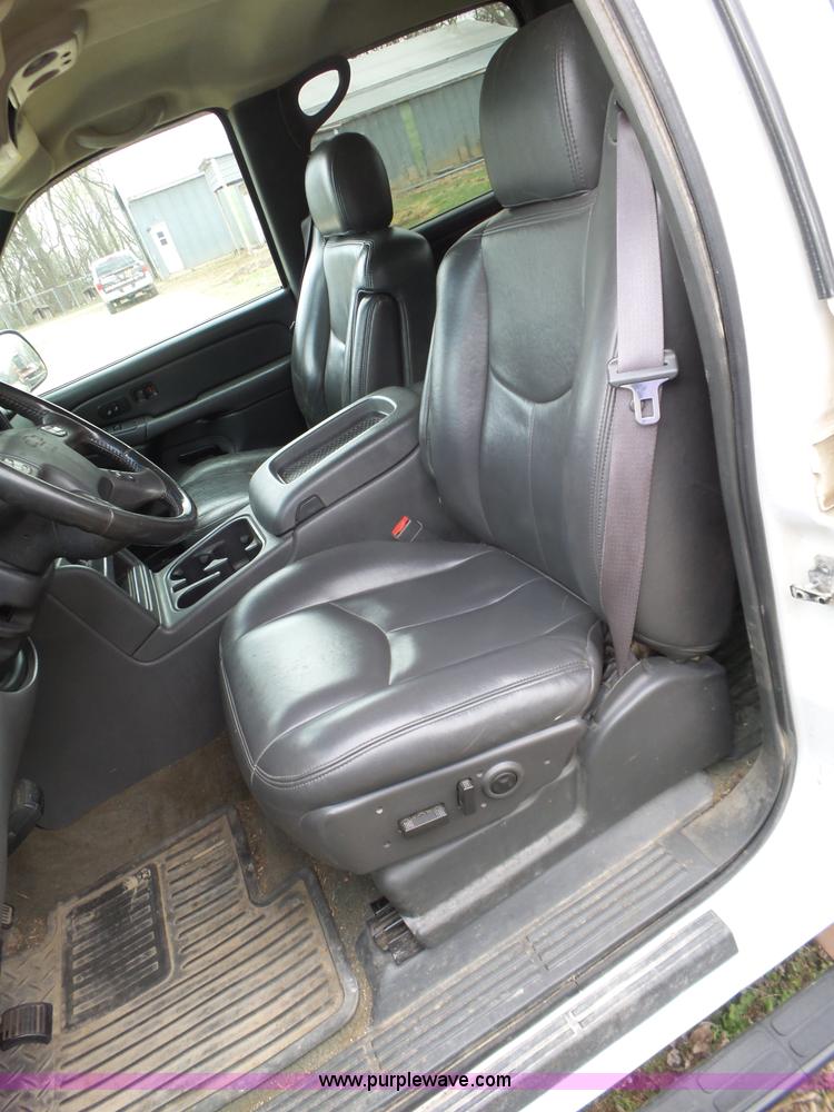 image for item L6295 2004 Chevrolet Silverado 2500 Crew Cab pickup truck