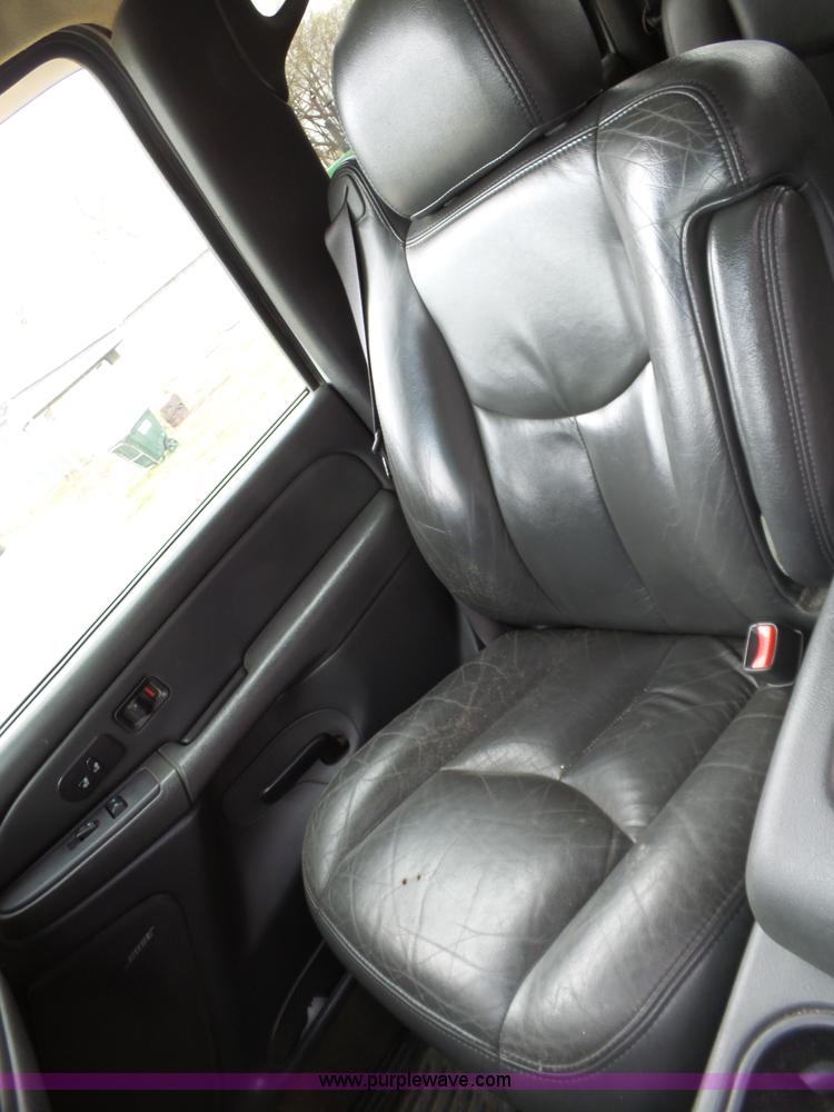 image for item L6295 2004 Chevrolet Silverado 2500 Crew Cab pickup truck