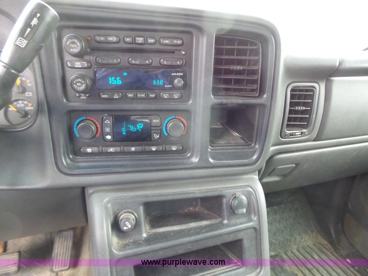 image for item L6295 2004 Chevrolet Silverado 2500 Crew Cab pickup truck