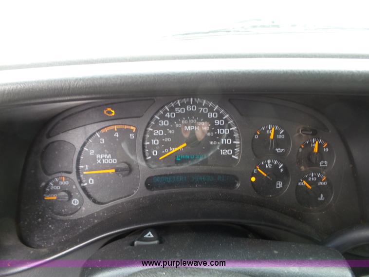 image for item L6295 2004 Chevrolet Silverado 2500 Crew Cab pickup truck