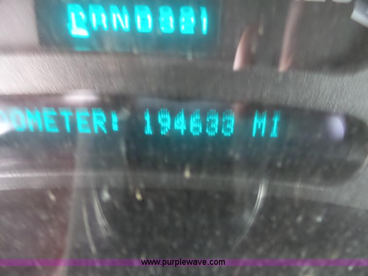 image for item L6295 2004 Chevrolet Silverado 2500 Crew Cab pickup truck