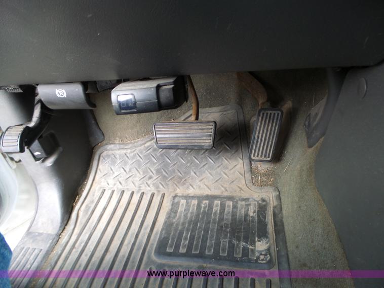 image for item L6295 2004 Chevrolet Silverado 2500 Crew Cab pickup truck