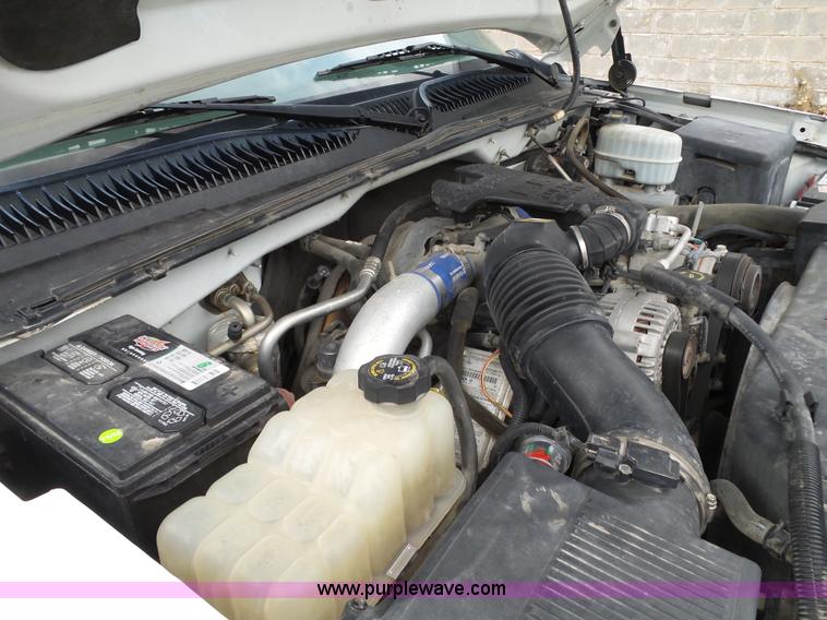 image for item L6295 2004 Chevrolet Silverado 2500 Crew Cab pickup truck