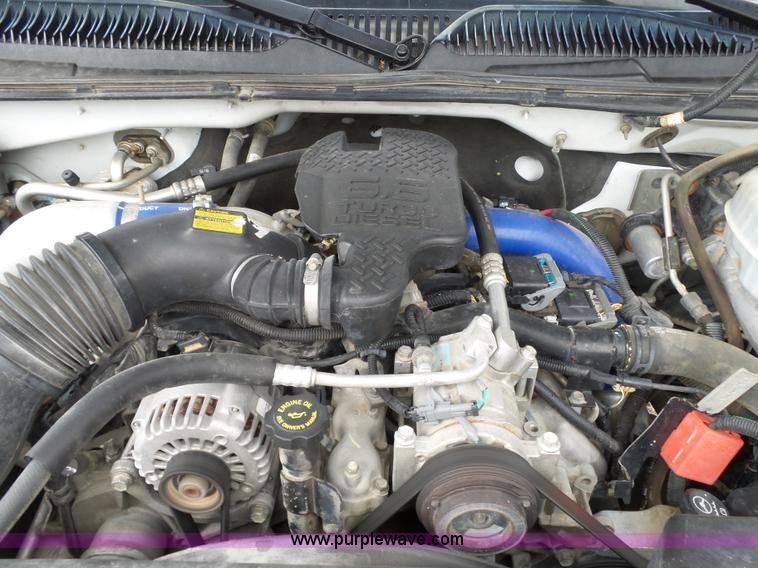 image for item L6295 2004 Chevrolet Silverado 2500 Crew Cab pickup truck