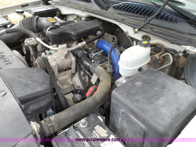 image for item L6295 2004 Chevrolet Silverado 2500 Crew Cab pickup truck