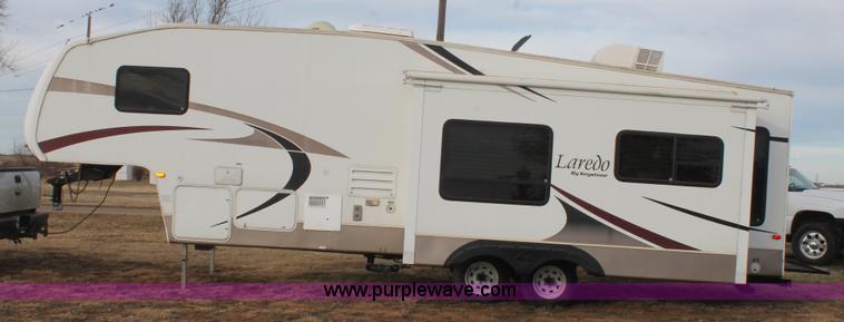 image for item L6539 2007 Laredo camper