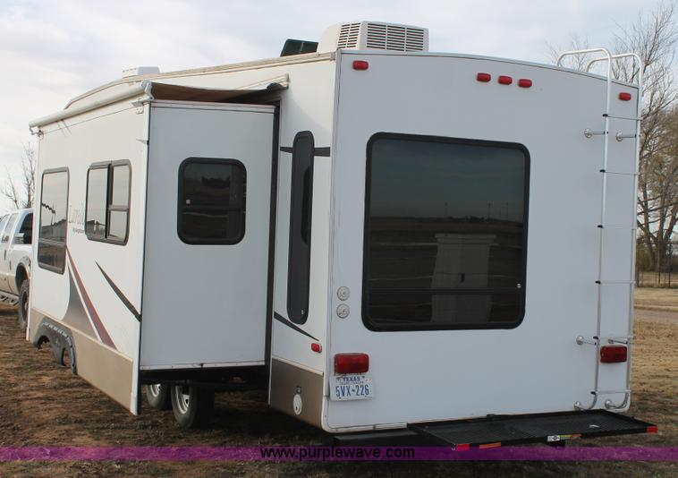 image for item L6539 2007 Laredo camper