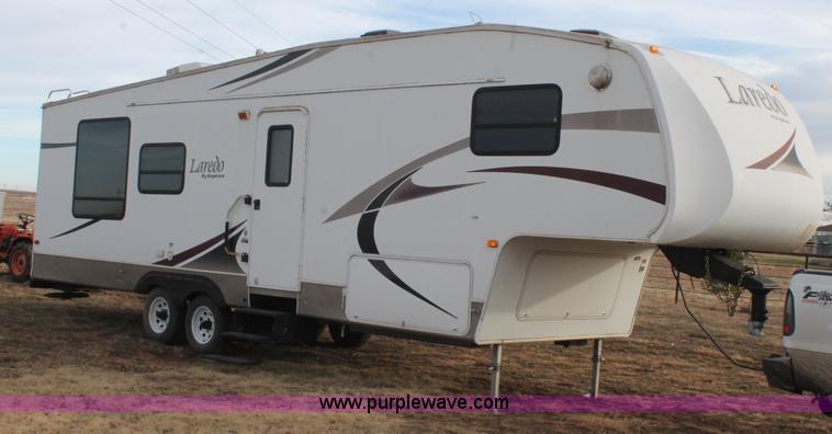 image for item L6539 2007 Laredo camper