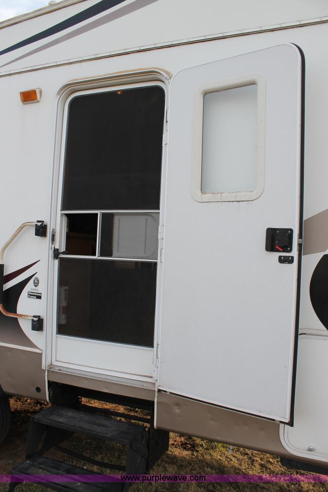 image for item L6539 2007 Laredo camper