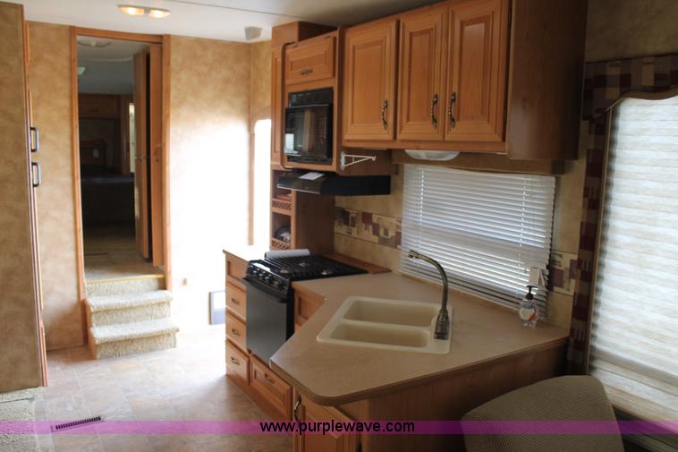 image for item L6539 2007 Laredo camper