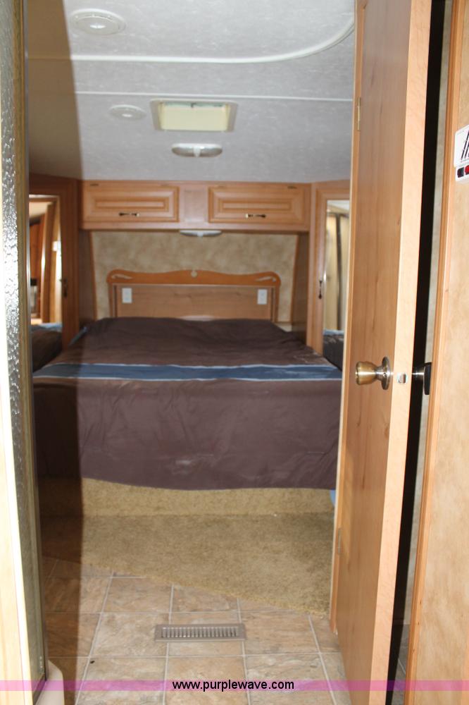 image for item L6539 2007 Laredo camper