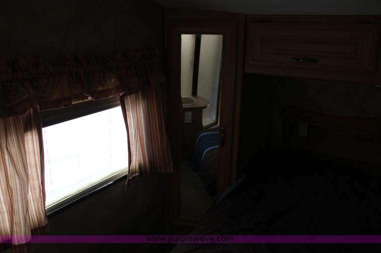 image for item L6539 2007 Laredo camper