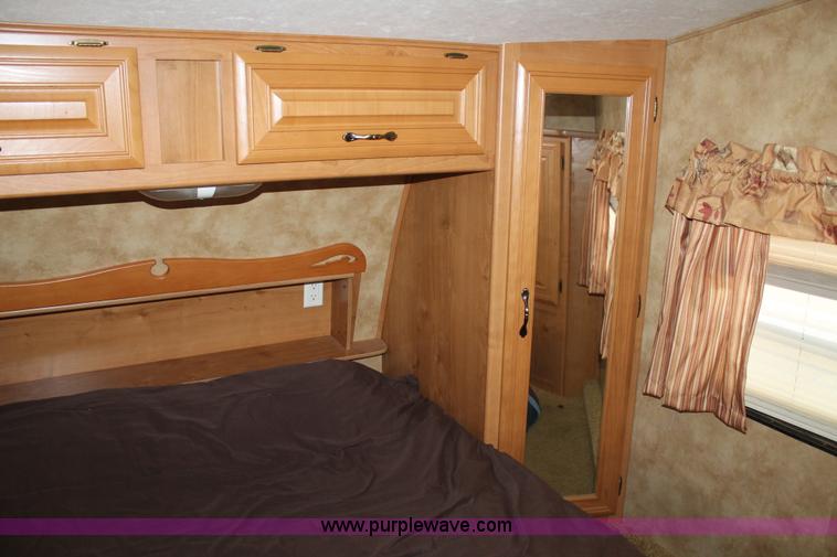 image for item L6539 2007 Laredo camper